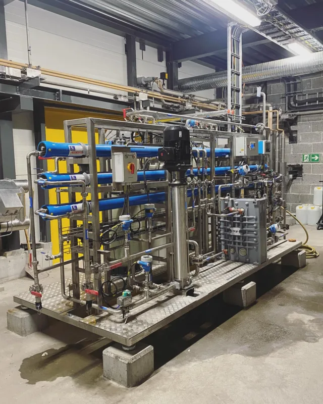 Avsaltningsanläggning installerad och driftsatt.
 
Levererad och driftsatt 2024/2025 till ett norskt företag som driver ett spännande pilotprojekt inom koldioxidavskiljning (Carbon Capture).
 
Systemet inkluderar mediafilter, avhärdning, omvänd osmos (RO) och EDI – en komplett lösning för högkvalitativt processvatten.
 
#pannpartner #vattenbehandling #avhärdning #RO #EDI #processvatten