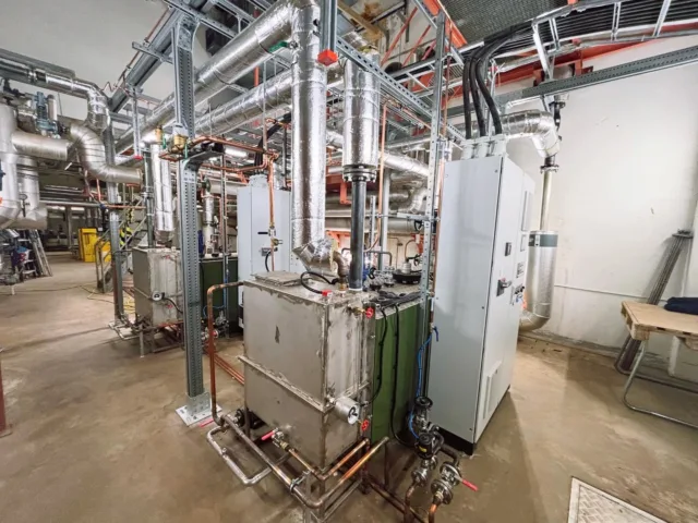 Installation och driftsättning av ångcentral med två elångpannor av modell PP500 (500 kW / 16 bar).

(Foto AS)

#pannpartner #steamboiler #ångpanna #elångpanna #ånga #steam #industri #panncentral #elångpannor